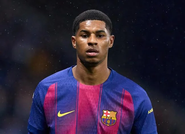 Đại diện hỗ trợ khách hàng của FCB8 tải game đang lắng nghe